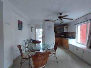 - une table et des chaises dans une cuisine avec un ventilateur de plafond dans l'établissement Dpto PUNTA ARENA ATACAMES, à Atacames