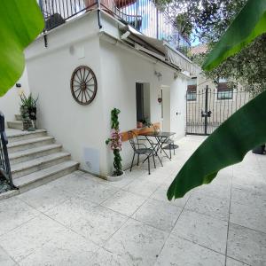 una casa blanca con una mesa y sillas en Garda Sweet Apartments, en Arco 19 fotos más