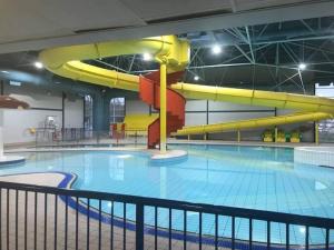 una gran piscina con un tobogán amarillo en Hoburne Devon Bay Fabulous 3 bedroom caravan, with decking, en Goodrington