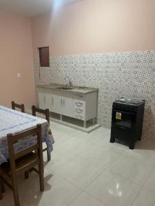 クーニャにあるApartamento Sampaioのキッチン(シンク、コンロ付)
