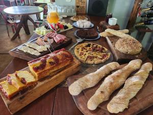 a table with many different types of bread and pastries at Pousada Portal do Céu in Domingos Martins
