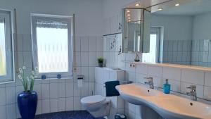 Ένα μπάνιο στο Ferienwohnung Vogesenblick +9 φωτογραφίες