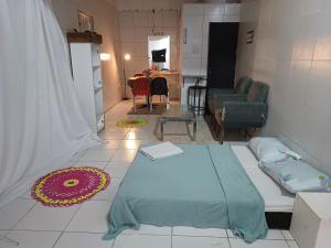 En eller flere senge i et værelse på Espaço individual com sofá-cama rede mesa de jantar poltronas Ar Banheiro compartilhado + 39 billeder