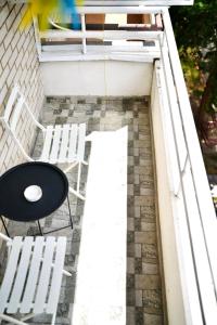 een tafel en stoelen op een veranda met een tafel en stoelen bij Stefea Apartment in Ohrid
