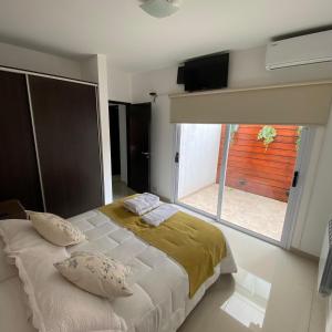 ビヤ・マリアにあるMendoza Aparts - Con cocheraの大きなベッドと大きな窓のある寝室 +14枚の写真