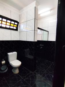 Un baño de CEDE Inn Hotel