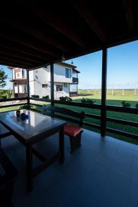 Un patio con una mesa y un banco y un edificio. en Hacienda del Mar'a, en Vama Veche
