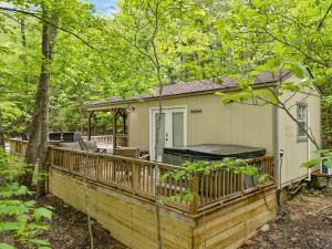 ein Haus mit einer großen Terrasse mit einem Pavillon in der Unterkunft SKYBRIDGE HILLTOP CABIN, COZY wd HOTTUB in Stanton