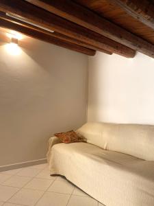 una camera con due letti e una luce sul muro di Casetta in piazza a Palazzo Adriano Altre 6 foto