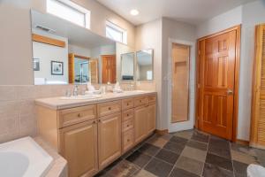 Un baño con dos lavabos y un espejo grande. en RR-Hideaway_Down_Cyn 105, en June Lake 11 fotos más