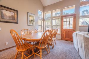 Un comedor con mesa y sillas de madera. en RR-Hideaway_Down_Cyn 105, en June Lake