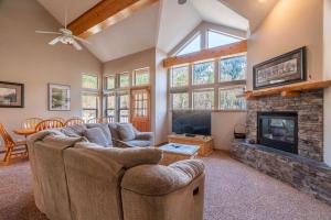 Una sala de estar con un sofá y una chimenea. en RR-Hideaway_Down_Cyn 105, en June Lake