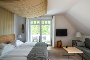 普雷罗Quartier Carpe Diem的带一张大床和一张沙发的卧室