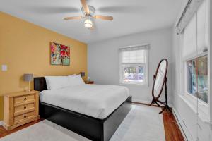 une chambre avec un lit et un ventilateur de plafond dans l'établissement Wonderwood Cottage, à Sawyer