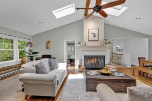 un salon avec un canapé et une cheminée dans l'établissement Wonderwood Cottage, à Sawyer