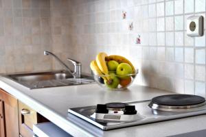 a bowl of fruit sitting on a kitchen counter at Hotel Korali in Troulos