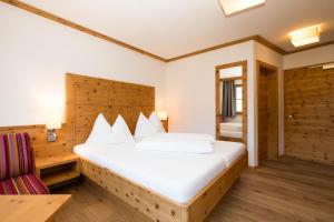Postel nebo postele na pokoji v ubytování Berghotel Alpenklang