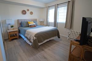 Katil atau katil-katil dalam bilik di Las Palmas Resort 3 Br, Hot Tub, Pool, Parking +39 gambar