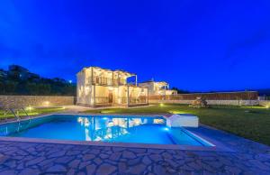 Бассейн в Eden Villas или поблизости