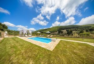 Бассейн в Eden Villas или поблизости