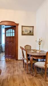 Φωτογραφία από το άλμπουμ του Vintage Apartment vis-à-vis Park Tower σε Βάλτζμπριχ +4 φωτογραφίες