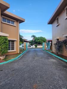 una carretera vacía entre dos edificios en Palm Springs Apartments, en Couva 12 fotos más