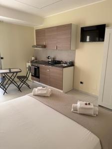Кухня или мини-кухня в Perla Marina B&B
