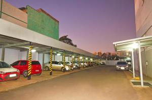 a group of cars parked in a parking lot at Hotel Santa Maria by RB Hotelaria in Campo Mourão +68 photos