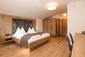 Postel nebo postele na pokoji v ubytování Berghotel Alpenklang