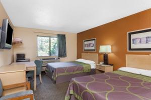 Foto da galeria de Super 8 by Wyndham Charlotte/Amusement Park Area em Charlotte