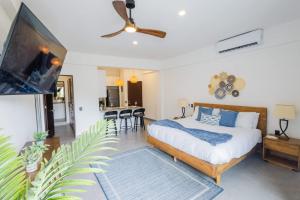Un dormitorio con una cama y una sala de estar. en Vista Pedregal-Stylish Holiday Apartment in the Heart of Cabo, 2 Minutes walk to Marina, en Cabo San Lucas 36 fotos más