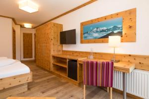 TV a/nebo společenská místnost v ubytování Berghotel Alpenklang