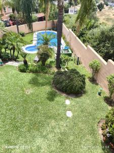 eine Luftansicht auf einen Garten mit einem Pool in der Unterkunft Chalet pareado in Marbella
