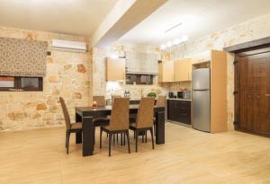 a kitchen and dining room with a table and chairs at Eden Villas in Anafonítria