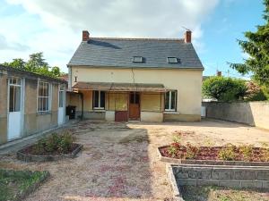 an old house with a driveway in front of it at La maison du Vigneron in Veuzain-sur-Loire
