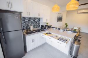 Кухня или мини-кухня в Vista Pedregal-New Apartment 2 min Walking to Golden Zone Marina
