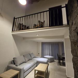 a living room with a couch and a table at Cabañas los Cedros in Santiago Oxtempan