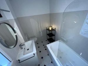 a white bathroom with a sink and a mirror at Playa centro Sada 4 dormitorios in Sada +6 photos