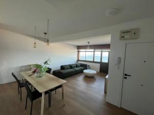 a living room with a table and a couch at Playa centro Sada 4 dormitorios in Sada