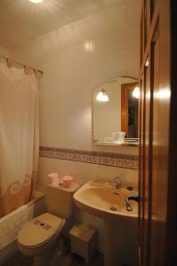 Koupelna v ubytování Apartamentos Turísticos Rural Los Tinaos + 35 fotografií