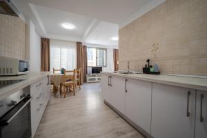 Dapur atau dapur kecil di Sabbia Suites Amonak
