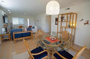 Ruang duduk di Las Palmas Resort 3 Br, Hot Tub, Pool, Parking
