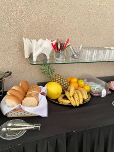 a plate of fruit and vegetables on a table at Hotel Avenida Bauru in Bauru +77 photos