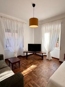 TV a/nebo společenská místnost v ubytování Bella Italia Holiday Home - The Heart of Santa Margherita