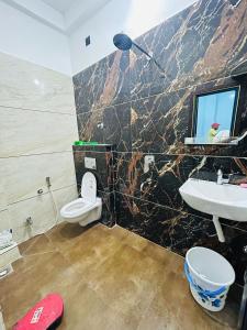 Koupelna v ubytování Shreeram Guest House Ujjain -Family AC Rooms -Near Mahakaleshwar temple