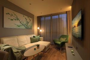 Χώρος καθιστικού στο 1bdr New Apartment near Layan Beach