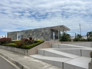 a building with concrete steps in front of a building at Casa moderna en Urb privada Seguridad 24h manta jaramijo in Manta