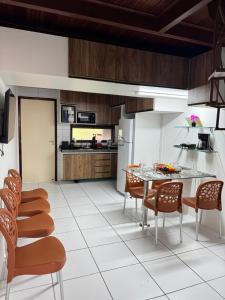 Una cocina con una mesa y sillas en una cocina. en Flat Monte Castelo, en Sairé