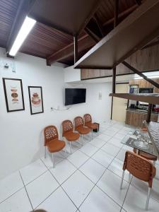 una sala de espera con una fila de sillas y una mesa en Flat Monte Castelo, en Sairé