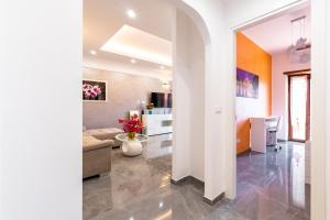 a living room with a couch and a table at Casa Bella Binario 11 Ciampino in Ciampino